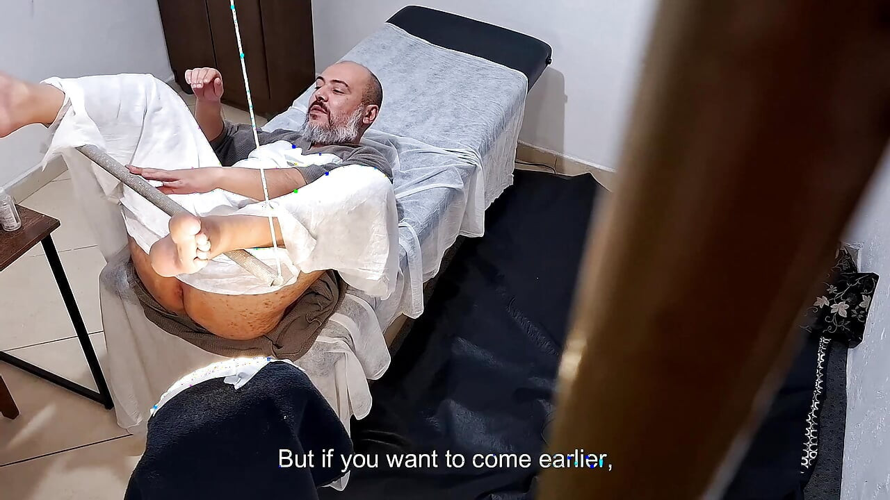 Prostatını muayene etmek için doktora gitti ama doktor takma yarak götüne soktu.