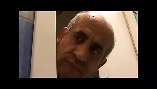 Yaşlı üvey babam genç amımı istiyor!