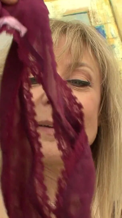 "Orta yaşlı seksi kadın sert binmek için üstüne çıkmadan önce büyük yarak emmeyi seviyor" dan çarpıcı an