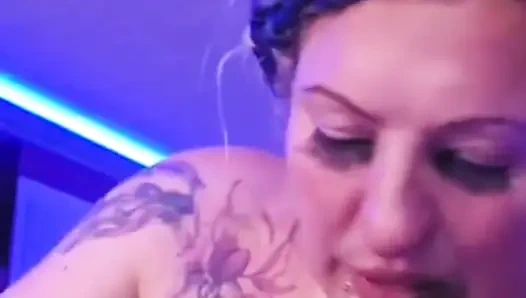 Sürtük eş değiştiren kulüpte biraz yarak emiyor