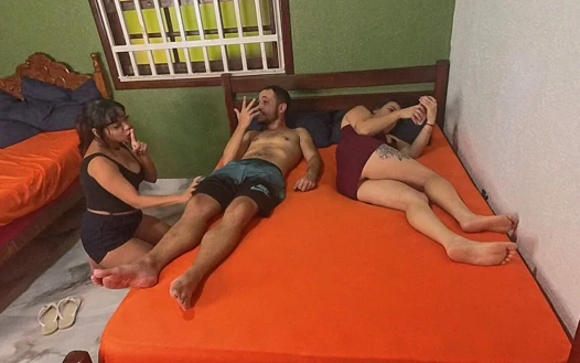 Karım ateşli üvey kız kardeşiyle aynı odayı paylaşıyor ve beni azdırıyor