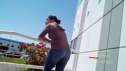 culona en el barandal