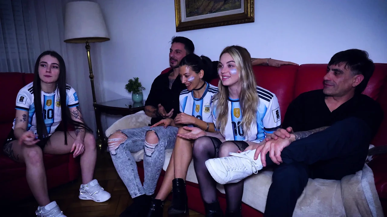 cuando te juntas con pareja amiga a mirar el partido de futbol y terminas cogiendo para festejar  FIT-keilabassi-cuando te juntas con pareja