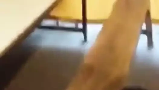 Arab sınıfta öğretmen tarafından becerdin