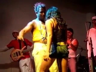 Une petite allumeuse fait sa salope