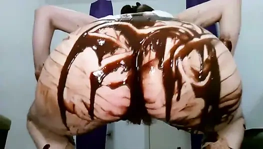 Büyük götlü twerk yaparak götünün her yerine çikolata yayıyor