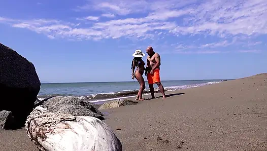 Ateşli latin plajda sikiliyor