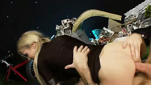 Azgın polis sarışın iş arkadaşı tarafından aletini emdiriyor