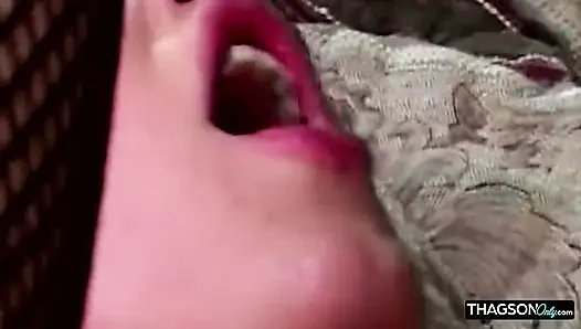 Sıska esmer kadın sırılsıklam parmaklama çılgınlığı içinde genişliyor