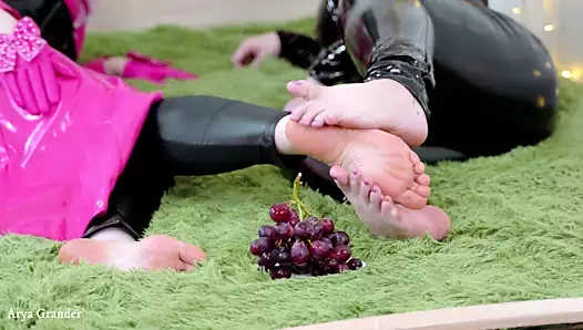 Ayak fetişi ve yemek fetişi lezbiyen