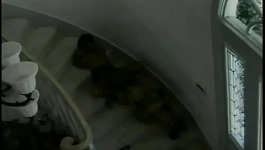 Azgın orta yaşlı seksi kadınlar merdiveni tutkulu oyun parkına dönüştürüyor