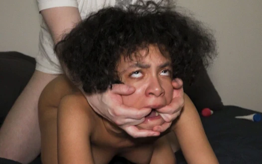 Zenci genç kız ilk kez sert seks yapıyor