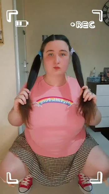 Шаловливая девушка с тиктоком Tilly97