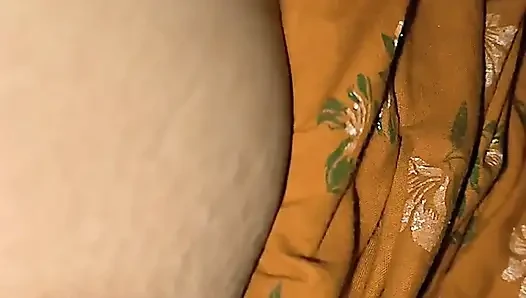 Seksi üvey kız kardeş seks sırasında çok eğlenmek istiyor