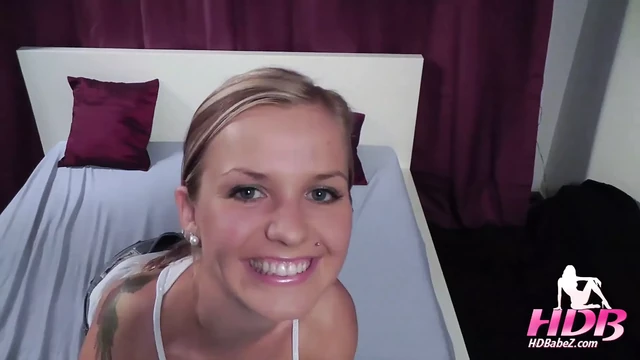 Сексуальная девушка изменяет парню и трахается ради кримпая