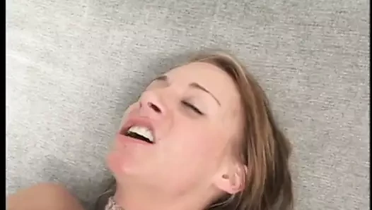 Çılgın beyaz fahişe götüne dildo sokarken siyah yarağa biniyor