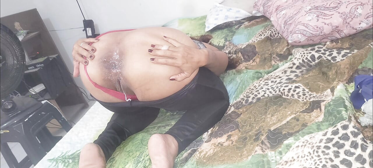 Akıllara durgunluk veren anal sikiş, orta yaşlı seksi kadın çığlık atarken acımasızca götünü sikiyor ve durmasını istiyor