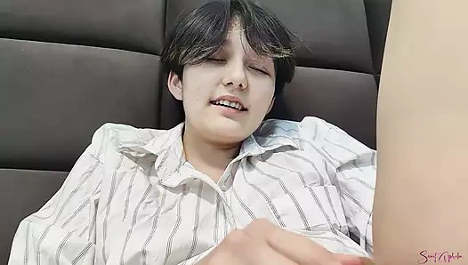 Film çekerken seksi esmer direnemedi ve işletmenin yarağını emdi!