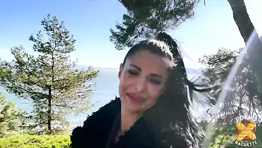 Alicia, dövmeli orta yaşlı seksi kadın