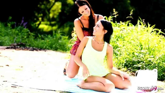 Ince milf baştan sıska latina kız için lezbiyen seks üzerinde plaj