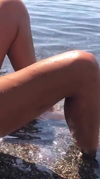 Seksi teşhirci kız için riskli plaj mastürbasyonu | Klip 1