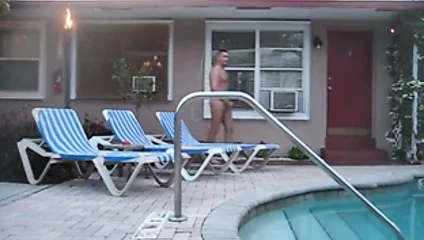 otel havuzunda çıplak mastürbasyon