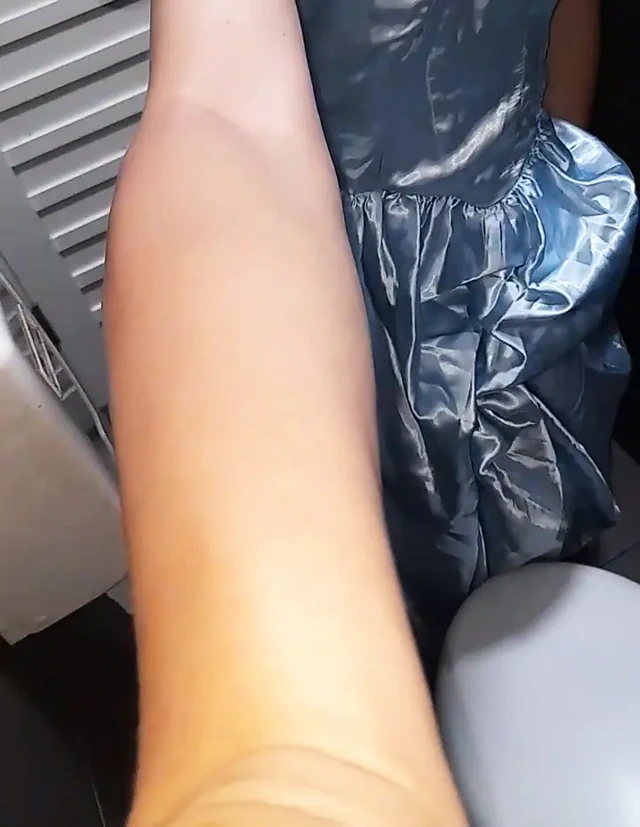 Travesti boşalması zarif saten top elbisesi giyiyor