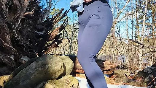 Bir ağacın arkasına işiyor