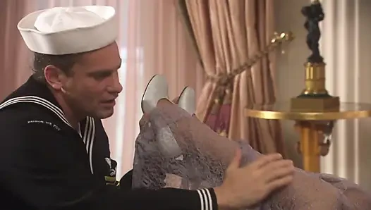 Милфа сосет массивный член, затем ее жестко имеют