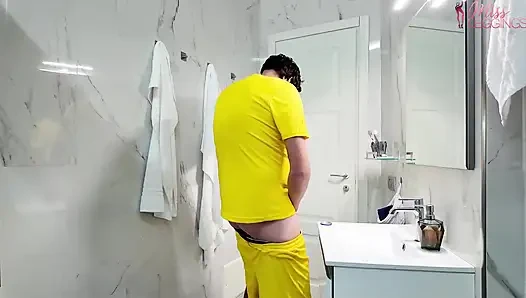 Yaramaz üvey oğul, üvey annesini kızdırarak kadının favori yüz kremi kavanozunu boşalmasıyla dolduruyor