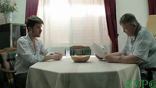 Ofisteki adam büyük memeli gilf sigara içen karımı sikiyor