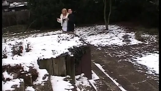 Güzel Alman orta yaşlı seksi kadın umumi tuvalette yarağa biniyor
