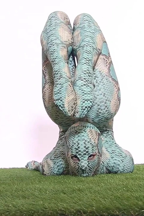 Catsuit giymiş balerin