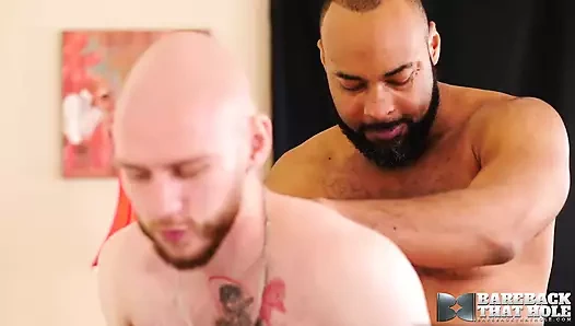 Barebackthathole büyük zenci yarağı Ray Diesel, Orson Dean'in sıkı götünü mahvediyor