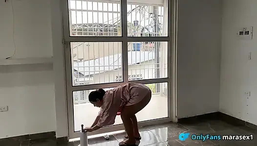 Müşteri pencere temizleyicisini baştan çıkarıyor ve onu sert bir şekilde sikiyor