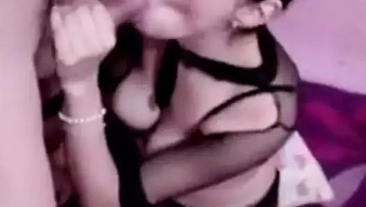 Esposa puta infiel en ligueros y medias negras chupando pito