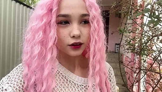 Bahçede bir arkadaşını sikiyor