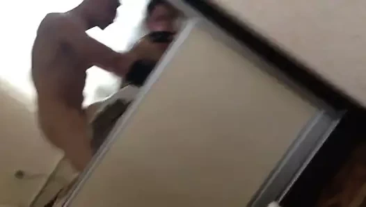 Des russes baisent devant le mirroir