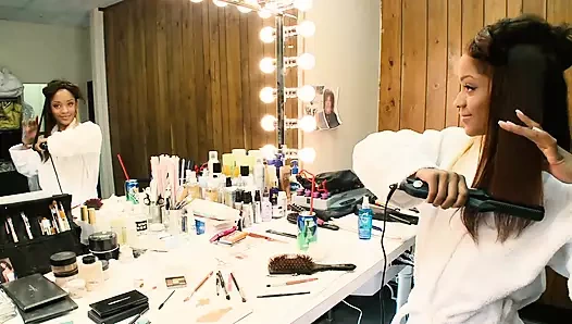 Riyanna Skie siyah balon götüne boşalması için eğiliyor