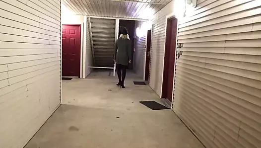 Otel dışında yeni elbise ve topuklu ayakkabı denemek