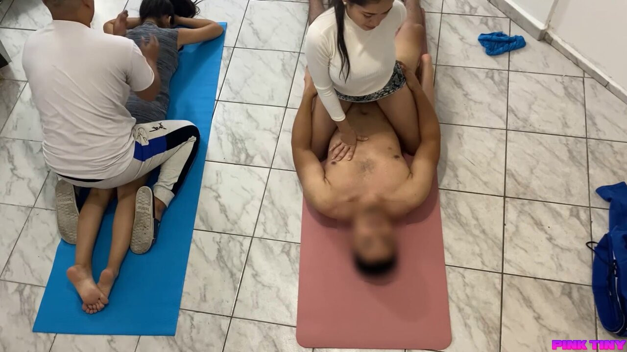 Evli bir çiftle masaj yapın. onun güzel karısı müşteri tarafından becerdin ve aldatılan koca hiçbir şey yapamadı