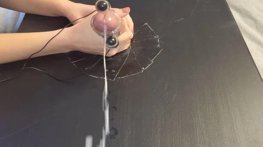 Vibratörle yakın çekim yarak masajı - büyük boşalma!