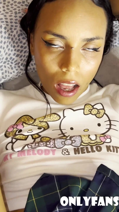 Захватывающий момент из "Hello Kitty тинку сняли в парке для анального кримпая"