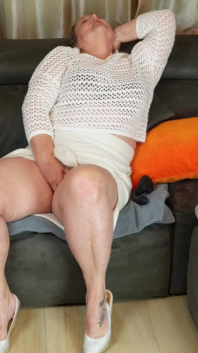 Azgın evli kadın kanepede mastürbasyon yapıyor