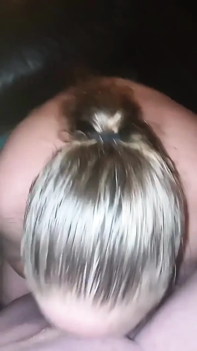 Döl sürtüğün yüzüne boşalıyor