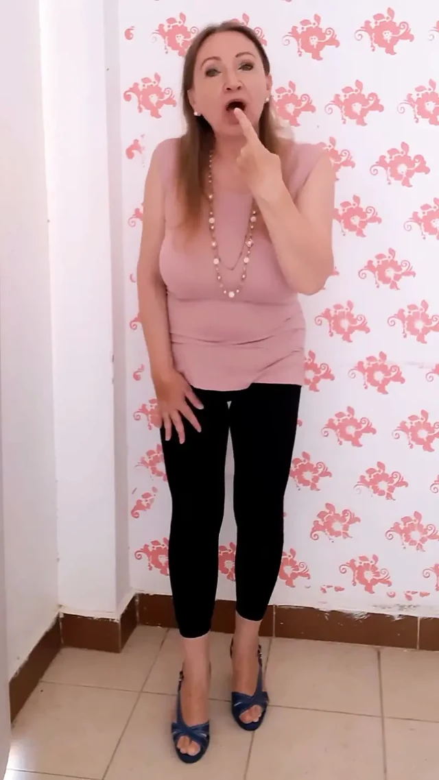 Dildo seğirerek mastürbasyon ve ateşli büyük memeli orta yaşlı seksi kadın tarafından edepsiz konuşma