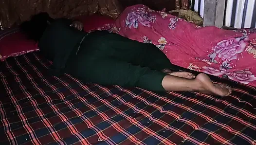 Üvey erkek kardeş üvey kız kardeşini evde sikiyor