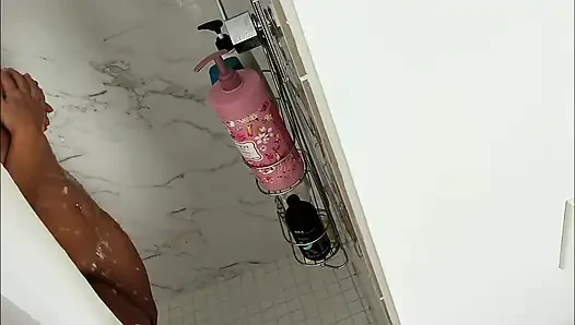 Mitbewohnerin sagte mir, ich soll aufhören, die puppe zu benutzen und sie stattdessen unter der dusche zu ficken