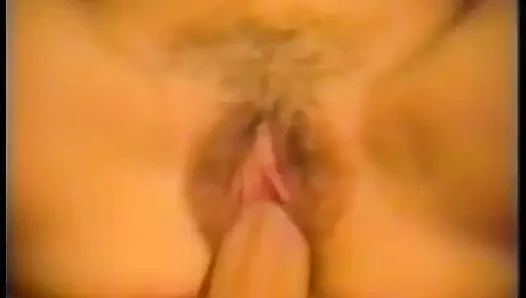 Kırmızı iç çamaşırlı seksi fahişe sıkı amcığını büyük bir yarakla dolduruyor