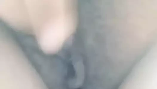 kahverengi tombul kız okşama göğüsler ve parmak